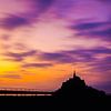 Dreigende zonsondergang Le Mont Saint Michel - Frankrijk - Normandië  van Dexter Reijsmeijer