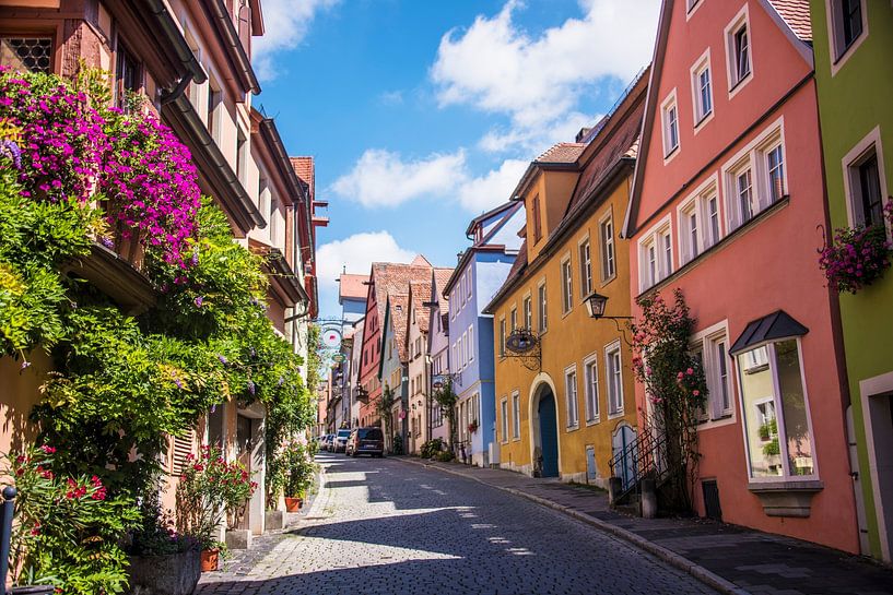 Bunte Straße in Rothenburg von Beeldspraak