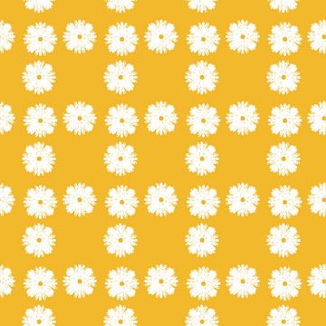 Abstraktes weißes Blumenmuster auf warmem gelbem Hintergrund von SoftNature Patterns