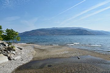 Okanagan lake in Canada op een mooie de zomerdag van Jutta Klassen
