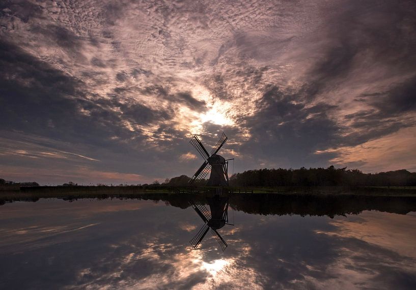 Moulin à vent avec ciel spectaculaire. par Franke de Jong
