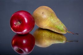 Apples and pears reflection by Wijnand Pols