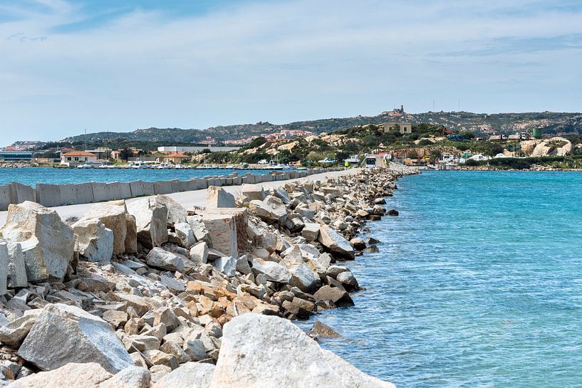 ein Bus überquert die Brücke von der Insel Maddalena zur Insel Giraldinelli, zwei Inseln des Maddale von ChrisWillemsen