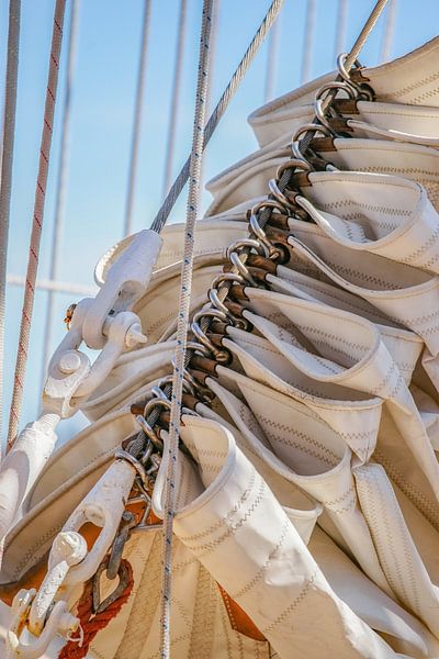Opgerolde zeilen van een Klipper tijdens Sail Amsterdam van Alice Berkien-van Mil