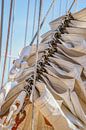 Opgerolde zeilen van een Klipper tijdens Sail Amsterdam von Alice Berkien-van Mil Miniaturansicht