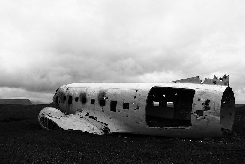 Crashed Douglas van Mathieu Denys