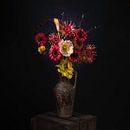 Malerisches Stilleben von roten und gelben Blumen in einer Retro-Vase. von MICHEL WETTSTEIN Miniaturansicht