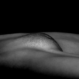 Künstlerische Akt einer Vagina in Low Key Schwarz und Weiß von Art By Dominic