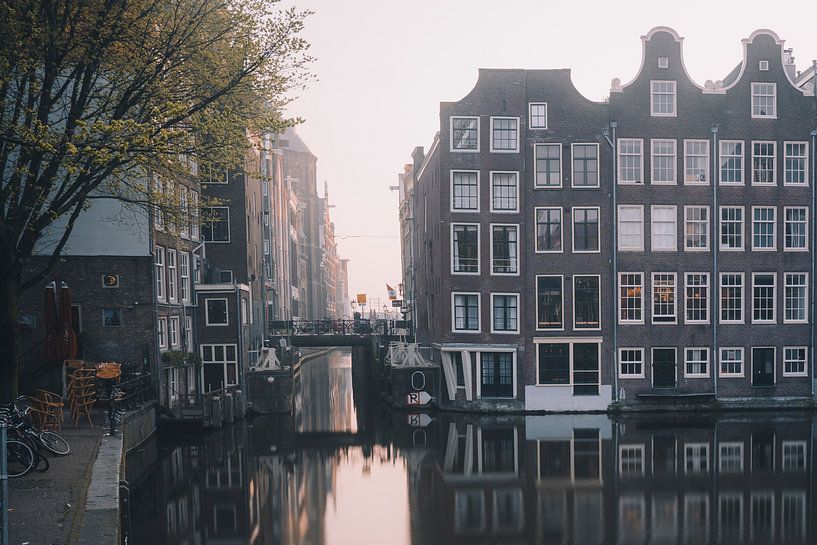 Amsterdam - grachtenpanden op een vroege ochtend van Thea.Photo