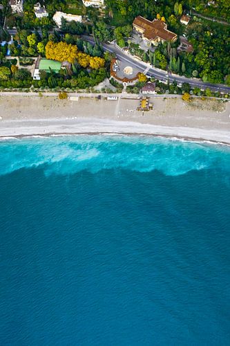 Onderaan de kronkelende weg, hotels, herfstcipres - Luchtfoto van boven naar beneden van de turquois