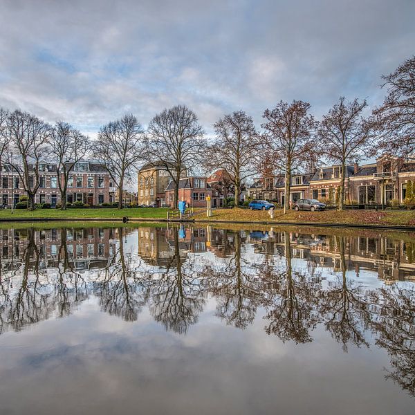 Stadsgracht Leeuwarden avec des bâtiments Stokvis reconnaissables par Harrie Muis
