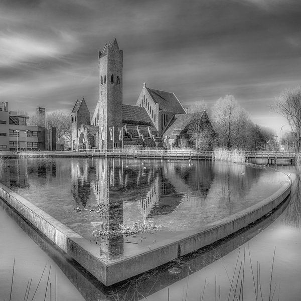 Johannes de Doper kerk in Leeuwarden in zwart/wit. van Harrie Muis