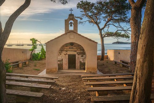 De kleine kapel van San Cerbone aan het strand van Baratti, Toscane, Italië