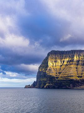 Rocher sur l'île féroïenne de Kalsoy