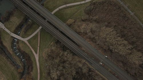 Drone beeld van een meer met een treinspoor