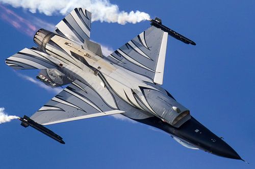 Dark Falcon comes down