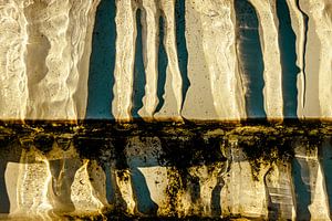 Goldene Eisstrukturen – Sonnenlicht auf Schmelze