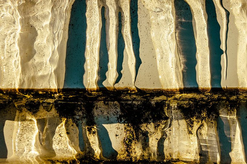 Gouden IJsstructuren – Zonlicht op Smeltend IJs van Brave Toaster Photos
