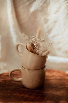 Eine Tasse mit getrockneten Blumen von Melanie Schat