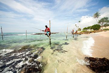 Steltvissers op het strand bij Koggala, Sri Lanka van Peter Schickert
