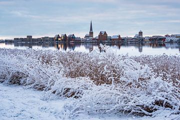 Vue sur le Warnow jusqu'à la ville hanséatique de Rostock en hiver