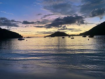 Tropisch uitzicht bij zonsondergang op de Seychellen van Jochem Roelink