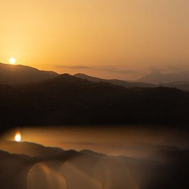Coucher de soleil dans les montagnes sur Patricia van Kuik