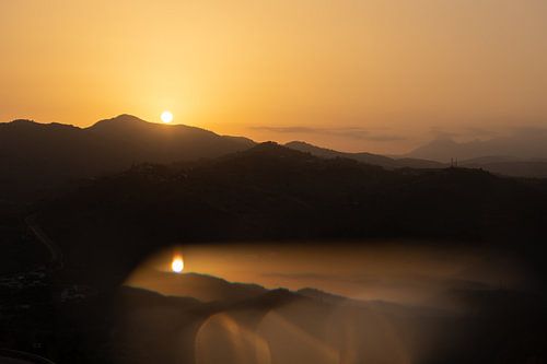 Coucher de soleil dans les montagnes sur Patricia van Kuik