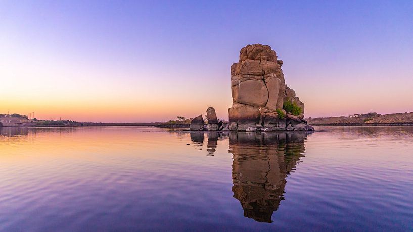 Rocher au coucher du soleil dans le Nil (Égypte) par Jessica Lokker