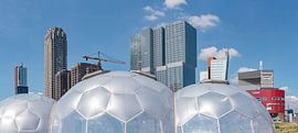 Pavillon flottant sur les gratte-ciel de Kop van Zuid, Rotterdam, Hollande méridionale. sur Rene van der Meer