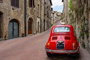 Altes rotes Nostalgie Auto in der italienischen Straße, Toskana