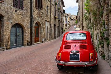 Altes rotes Nostalgie Auto in der italienischen Straße, Toskana van Animaflora PicsStock