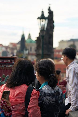 Toeristen op de Karelsbrug in Praag