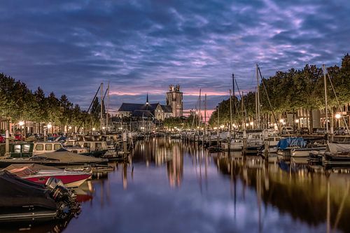 Grote Kerk Dordrecht met reflectie in de Nieuwe Haven
