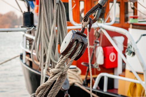 Katrol aan boord van een schip in Kampen. (Scheepskatrol)