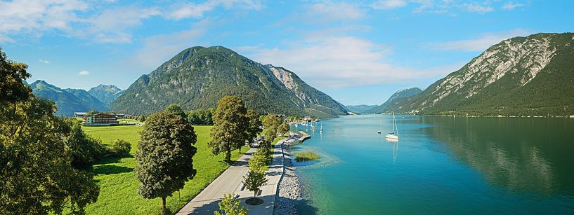 promenade langs het meer Achensee, Tiroolse bergen van SusaZoom