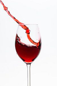 Rotwein fließt ins Weinglas