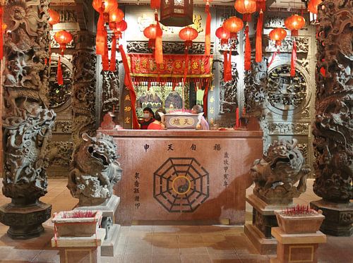 Empfang eines Hotels im Stil eines alten chinesischen Tempelaltars