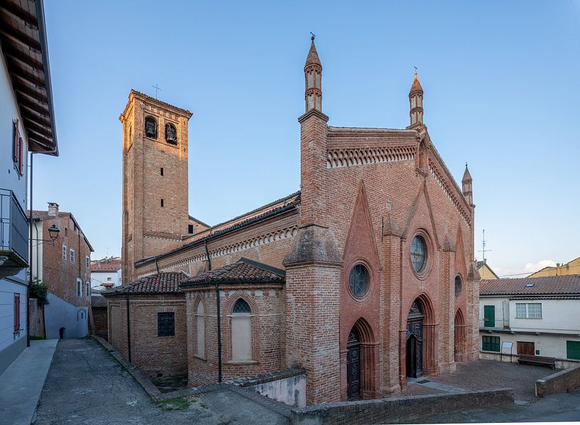 Kerk in centrum van Mombaruzzo, Piemonte, Italië van Joost Adriaanse
