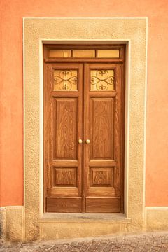 De bruine deur en de oranje muur in Barolo, italie - zomer straat en reisfotografie. van Christa Stroo fotografie