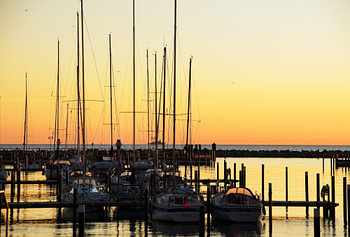 Segelboote im Hafen von Eckernförde – Sonnenuntergang an der Ostsee