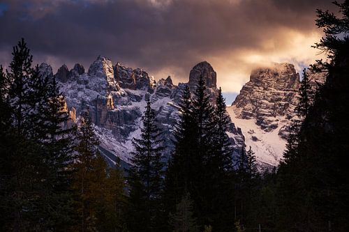 Zon explosie bij bewolkte lucht
