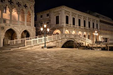 Ponte della Paglia in Venetië 's nachts in de buurt van Venetië van Sabine Wagner