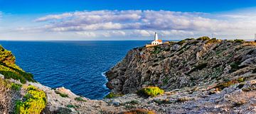 Panorama uitzicht op vuurtoren in Cala Ratjada op mooie rotsachtige kust op Mallorca van Alex Winter
