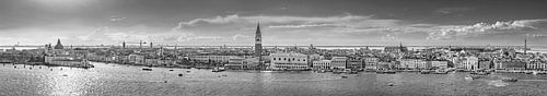 XXL panorama van de stad Venetië in Italië in zwart-wit