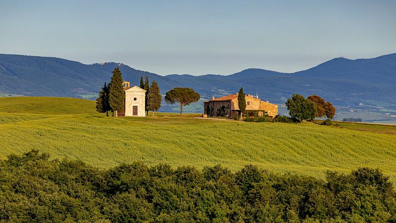 Gouden uur bij een kapel in Toscane, Italië van Adelheid Smitt