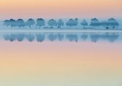 Landschap voor zonsopkomst, de oranje lucht kleurt het water ook oranje