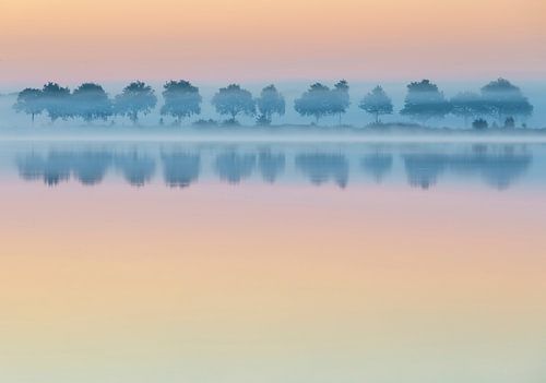 Landschap voor zonsopkomst, de oranje lucht kleurt het water ook oranje