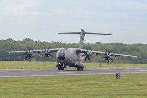 Start eines militärischen Transportflugzeugs vom Typ Airbus A400M.