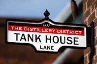 Uithangbord met tekst Tank House Lane van Jan van Dasler thumbnail